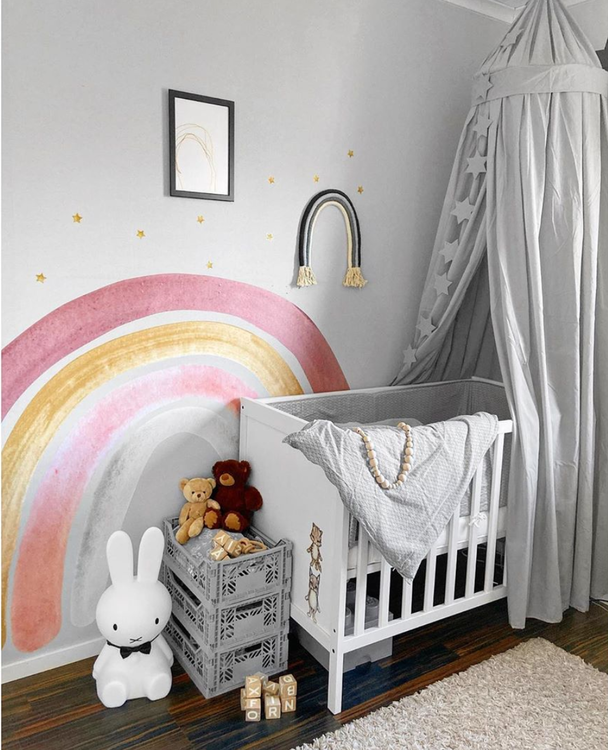 Babylove, dusty pink rainbow, regnbåge väggklistermärke Väggklistermärken uppsatta på en vägg i ett barnrum
