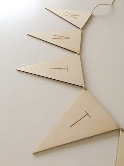 Garland with name in wood