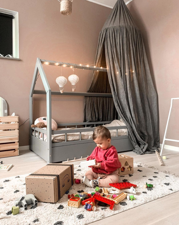 Grå hussäng med skydd till barnrummet Grå hussäng dekorerad med vimpel och grå sänghimmel