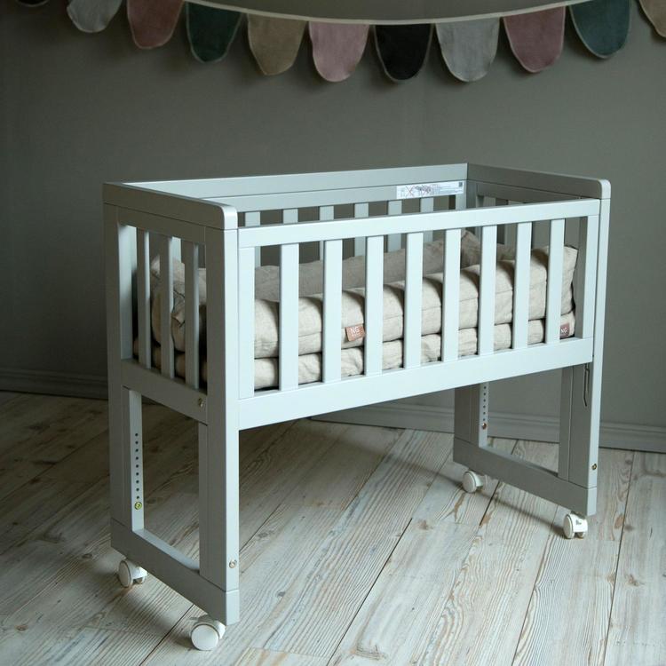 Troll, bedside crib Oslo, soft grey Grå spjälsäng med babynest