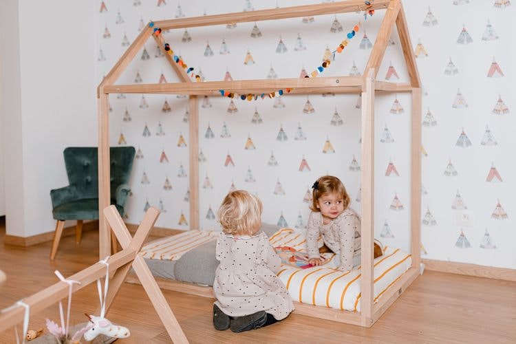 Childhome, hussäng 70x140 cm Två barn leker i en natur hussäng med färgglad vimpel.