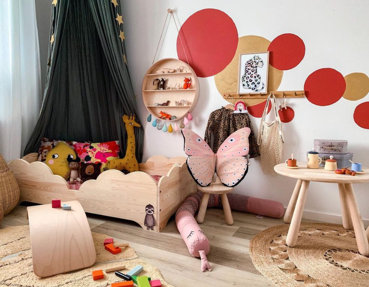 Säng till barnrummet, BOX10 Natur barnsäng med sidor och gavlar i form av moln i barnrummet