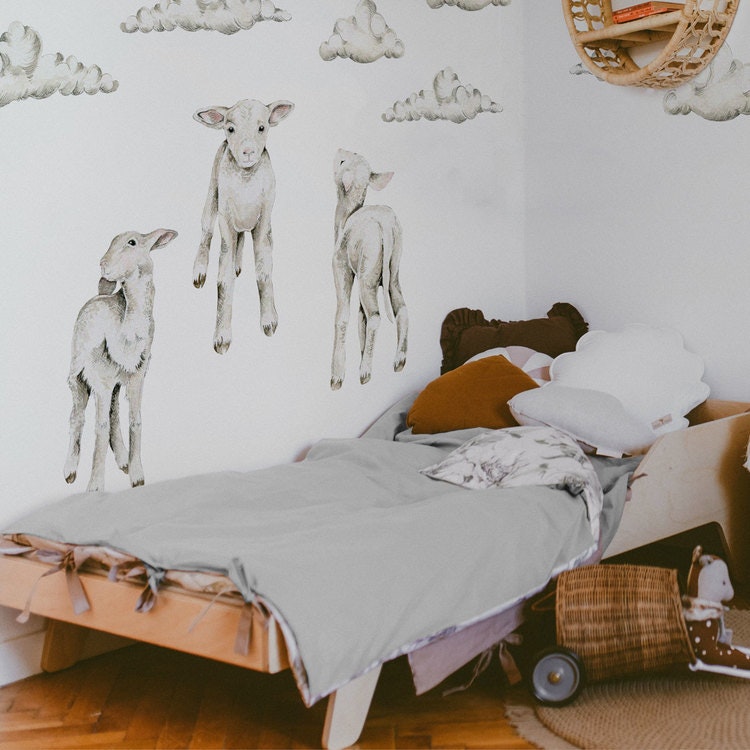 Dekornik, väggklistermärken Little Lambs Väggklistermärken uppsatta på en vägg i ett barnrum