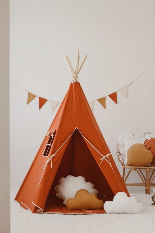 Moi Mili, tipi tent red fox