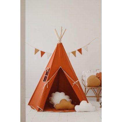 Moi Mili, tipi tent red fox