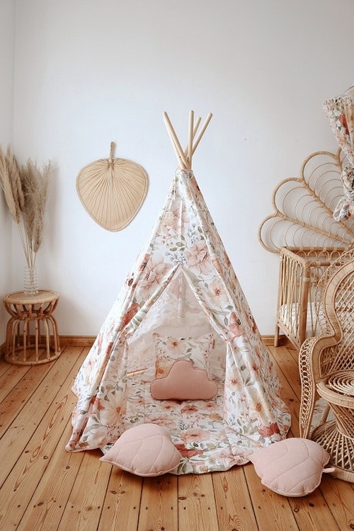 Moi Mili, tipi tent flower power