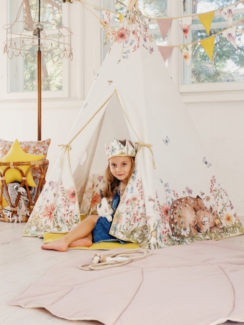 Moi Mili, tipi tent wildflowers