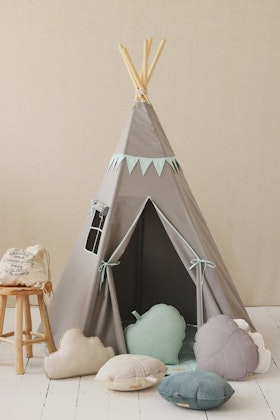 Moi Mili, grey tipi tent with mint pennant