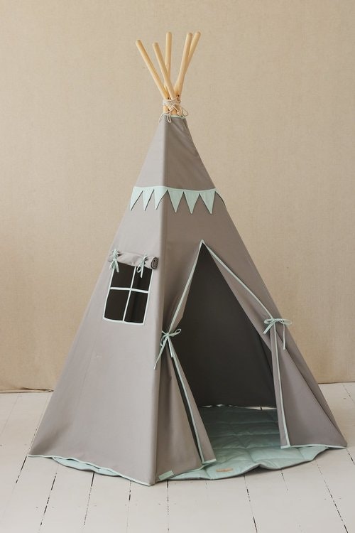 Moi Mili, grey tipi tent with mint pennant