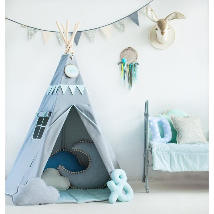 Moi Mili, grey tipi tent with mint pennant 