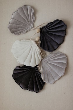 Moi Mili, pennant in velvet shell Silver pearl