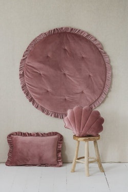Moi Mili, rund lekmatta med volanger i sammet, dirty pink