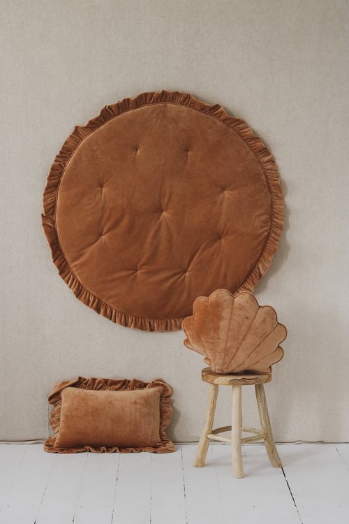 Moi Mili, round play mat with flounce in velvet, caramel