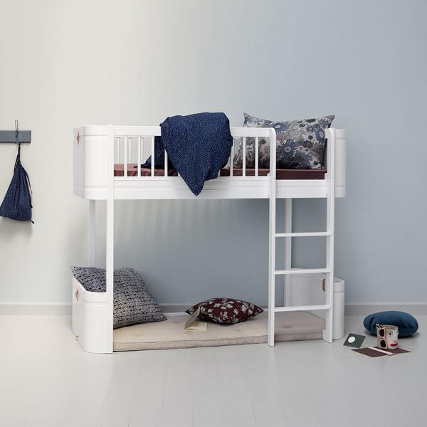 Oliver Furniture, loftsäng Mini+, vit Vit loftsäng och bäddmadrass i ett barnrum