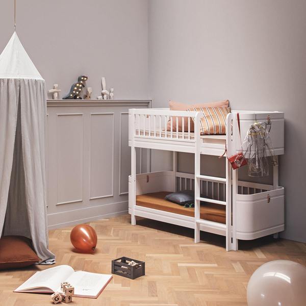 Oliver Furniture, våningssäng Mini+, vit Vit våningssäng i ett barnrum