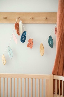 Sebra, garland in felt, leaves