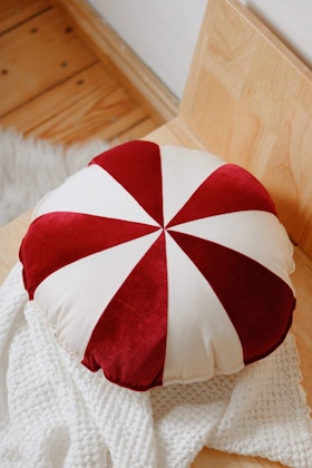 Moi Mili, round pillow, Circus candy red