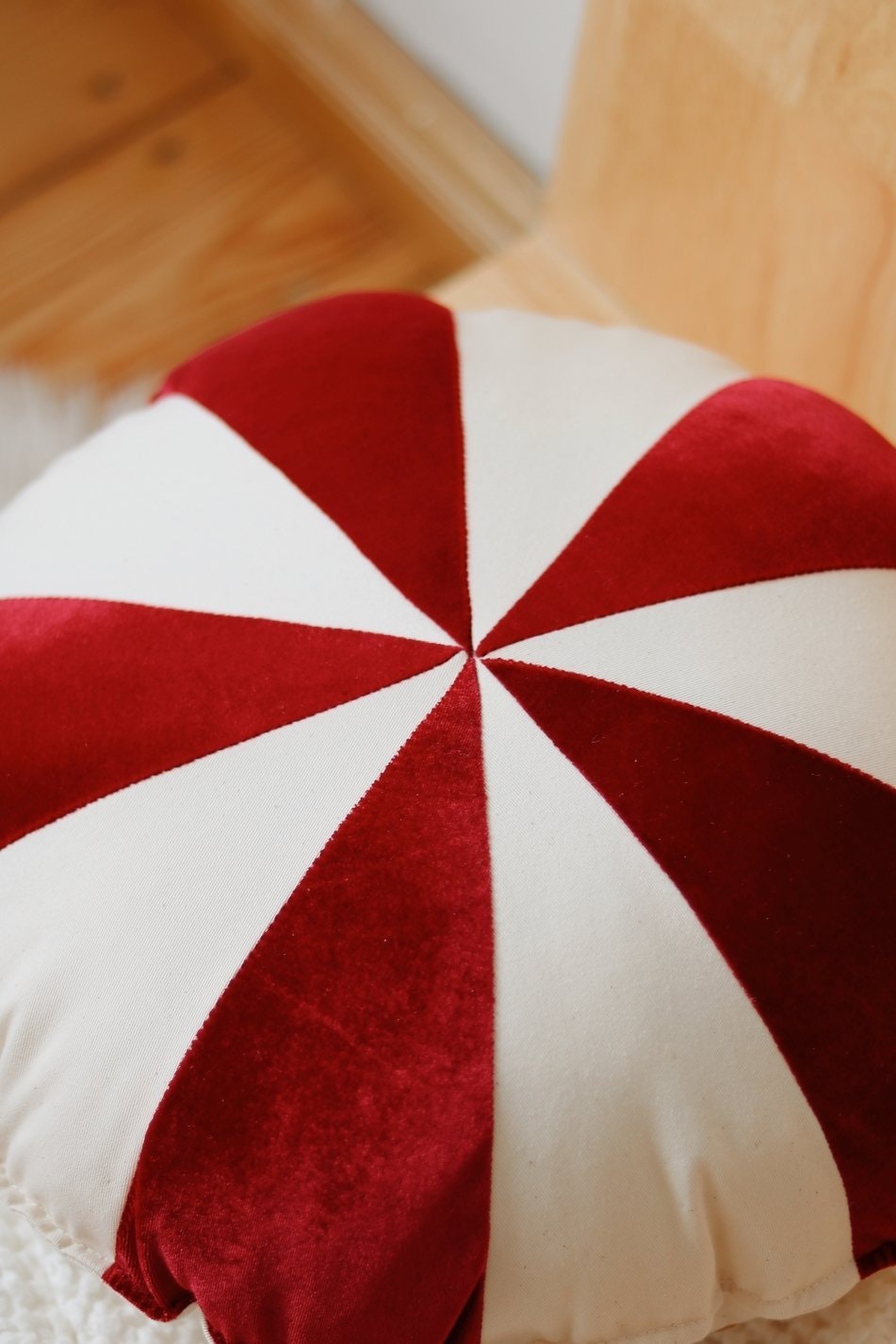 Moi Mili, round pillow, Circus candy red 