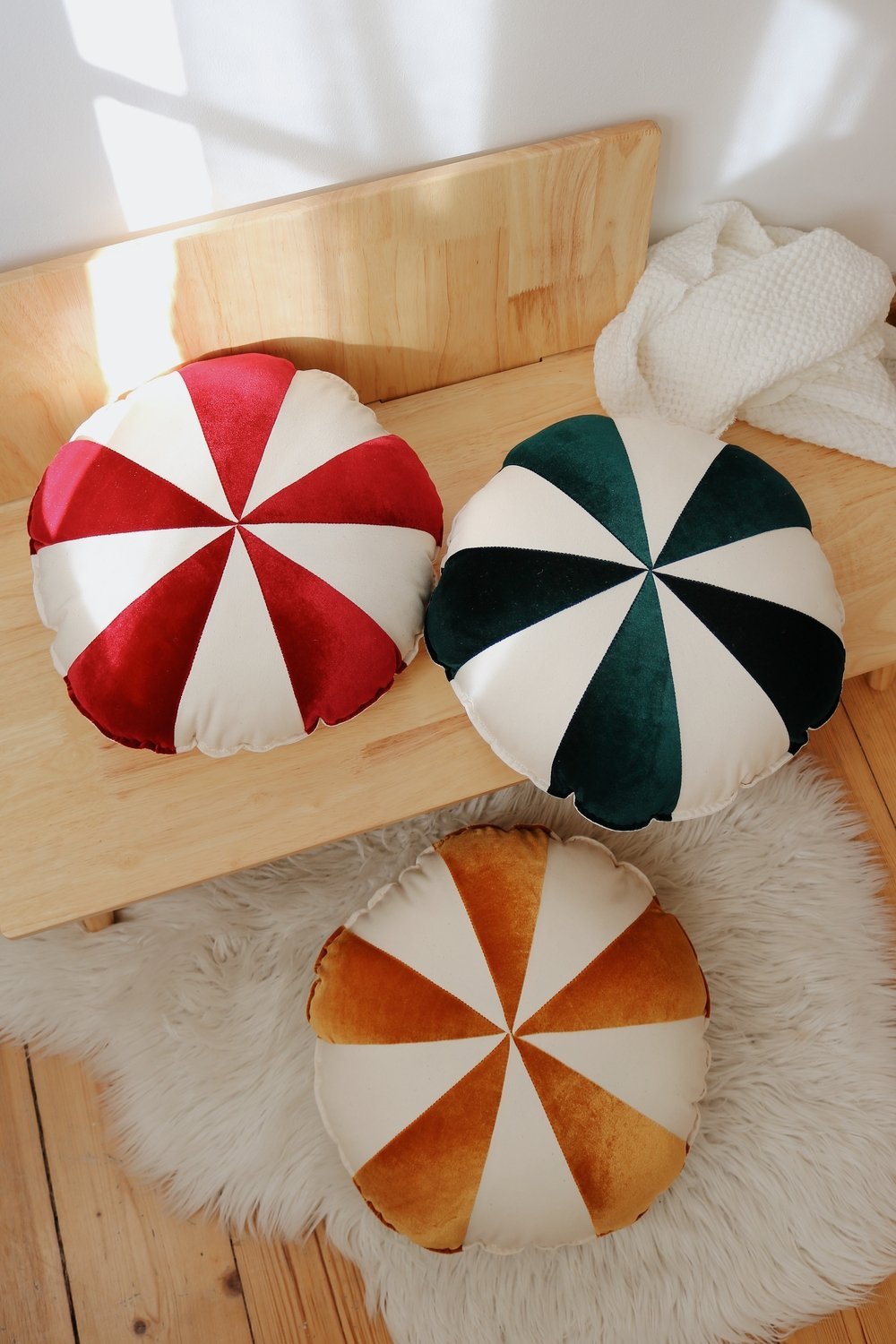 Moi Mili, round pillow, Circus candy red 