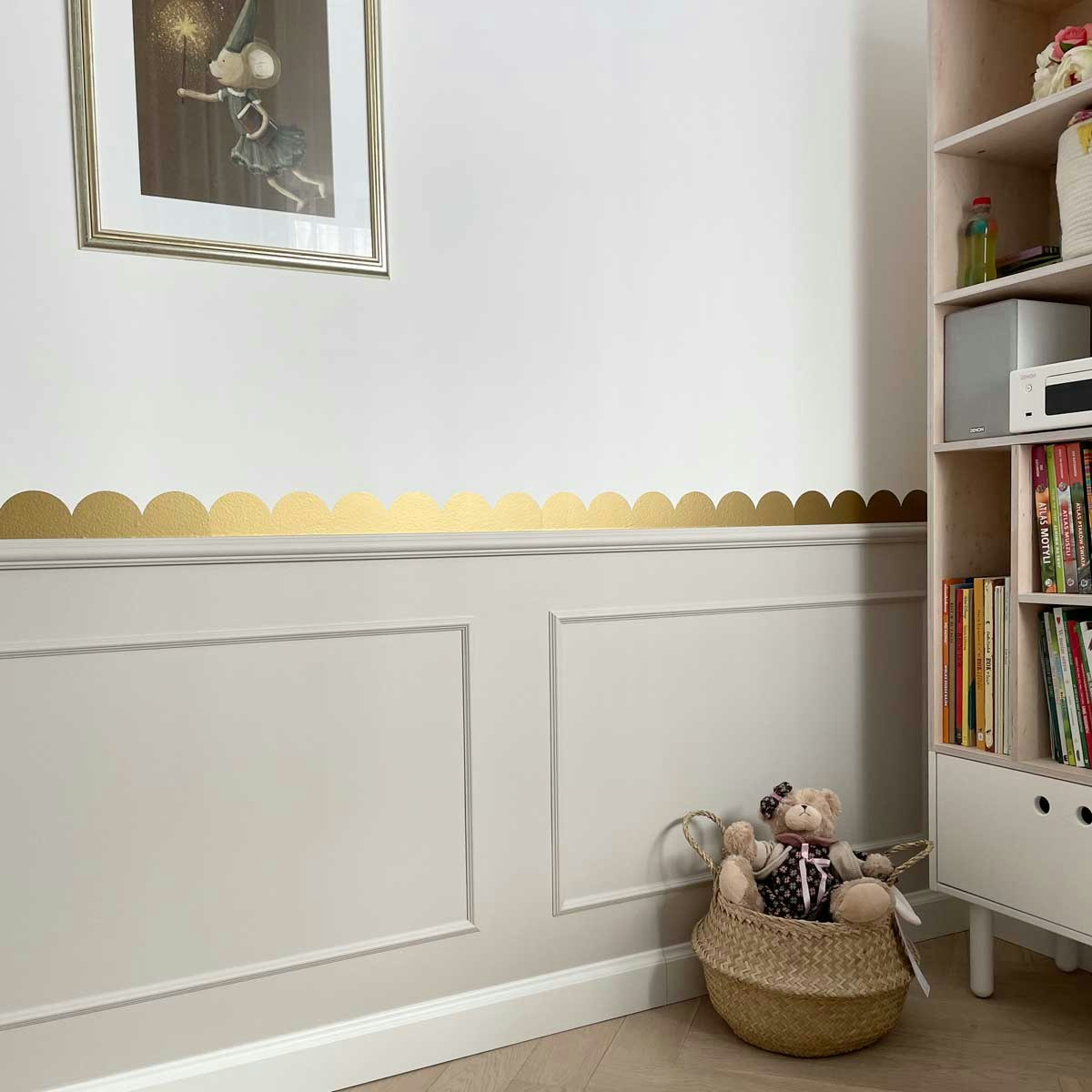 Dekornik, väggklistermärken Guld Cirklar Väggdekoration uppsatta på en vägg i ett barnrum