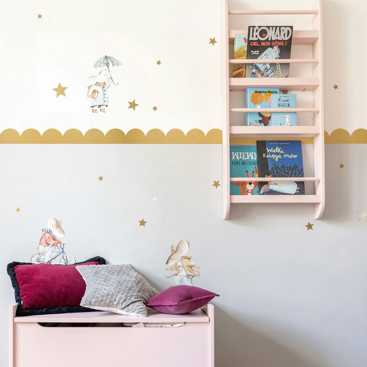 Dekornik, väggklistermärken Guld Cirklar Väggklistermärken uppsatta på en vägg i ett barnrum