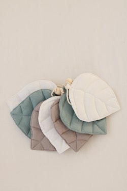 Moi Mili, linen garland leaves, Winter morning