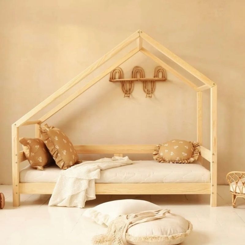 House bed Nellie with sloping ceiling House bed Nellie with sloping ceiling