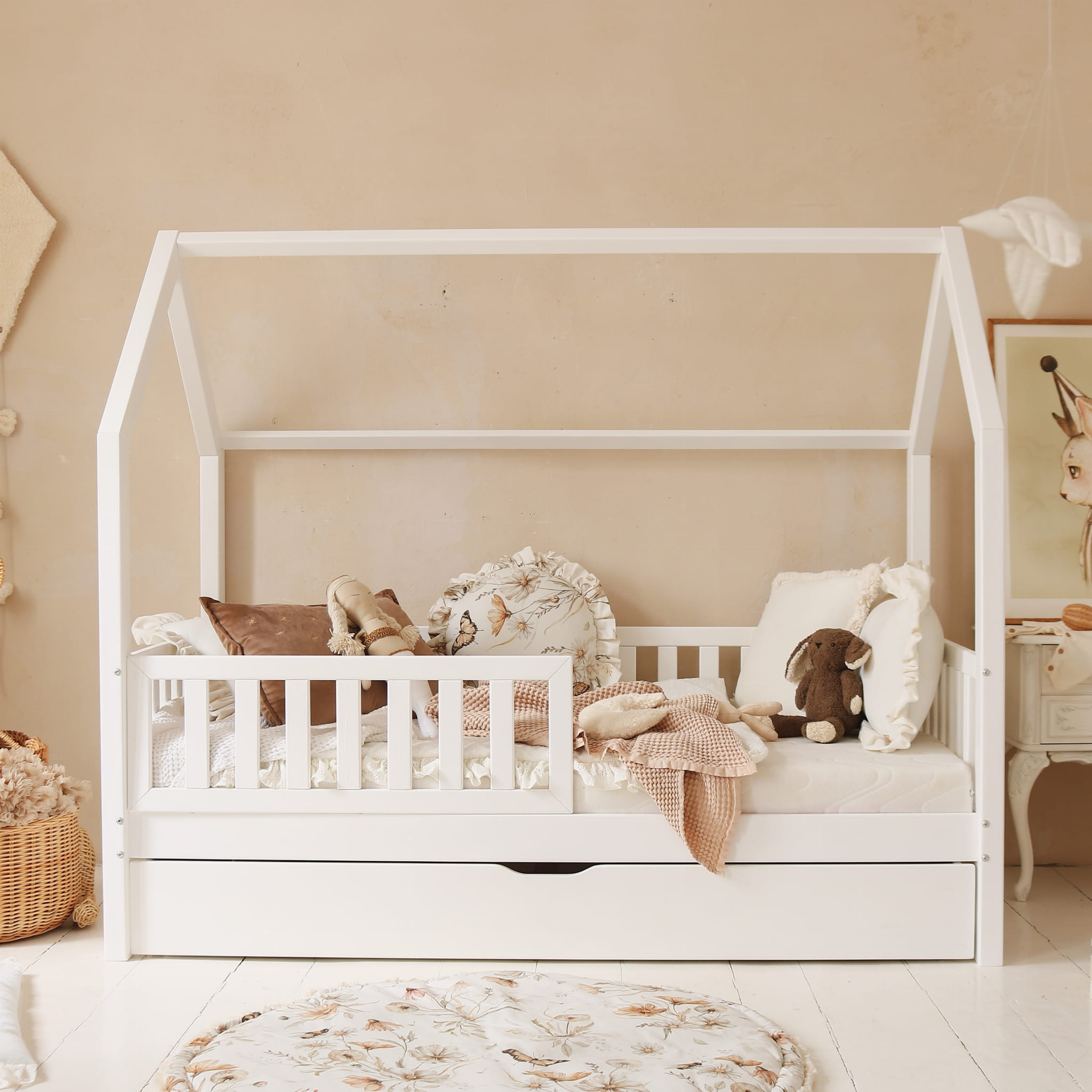 Hussäng Bianca vit 90x190 cm med extra säng En vit hussäng med sidoskydd och extrasäng till barnrummet