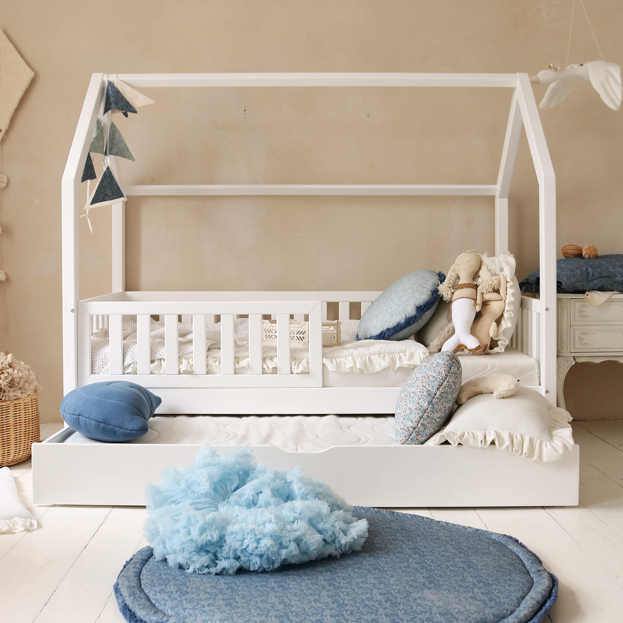 Hussäng Bianca vit 90x190 cm med extra säng En vit hussäng med sidoskydd och extrasäng med dekorationer i blå toner