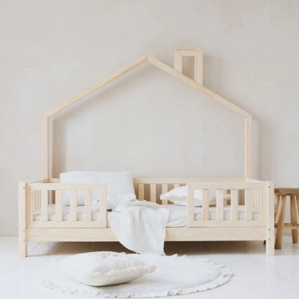 Children's bed Astrid with roof and chimney