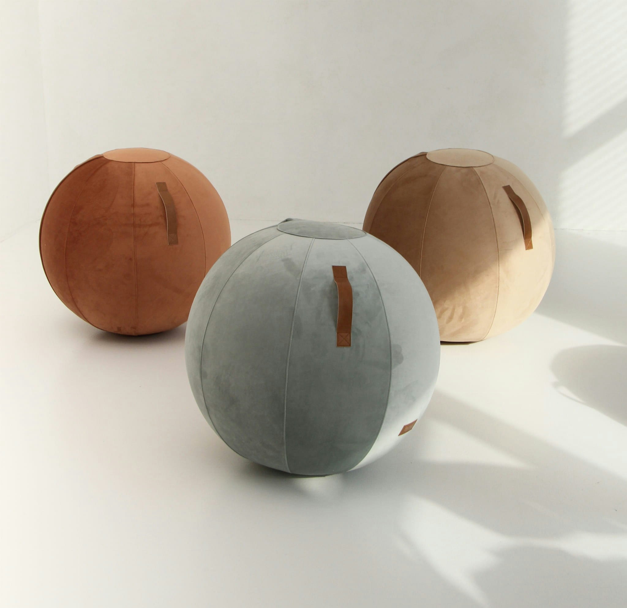 Fayne, sitting ball with leather handle, beige 