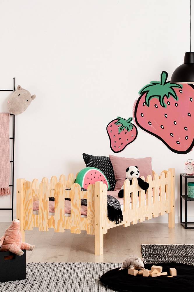 Barnsäng med stödbräda, Lulu 7 Natur juniorsäng i ett barnrum med väggdekoration i form av en jordgubb