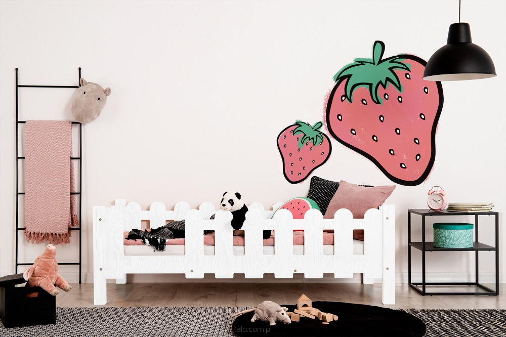 Barnsäng med stödbräda, Lulu 7 Vit juniorsäng i ett barnrum med väggdekoration i form av en jordgubb