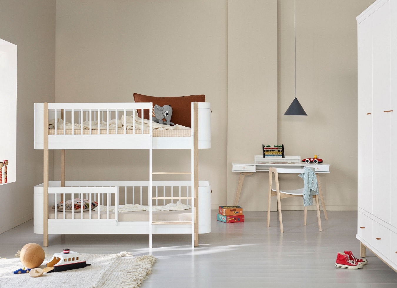 Oliver Furniture, våningssäng Mini+, vit/ek Vit/ek våningssäng i ett barnrum