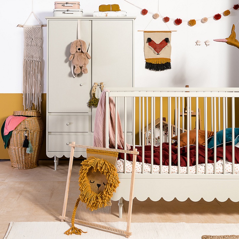 Wood Luck, Garderob Babushka Vackra detaljer på garderob till barnrummet