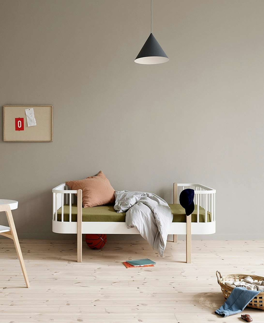 Oliver Furniture, juniorsäng vit/ek Bäddad juniorsäng