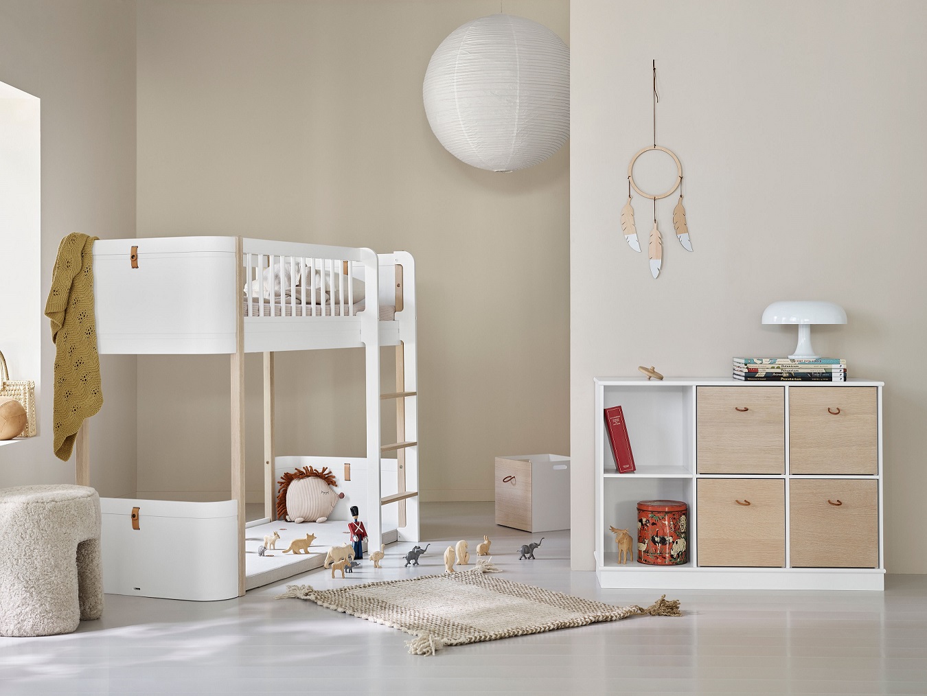 Oliver Furniture, loftsäng Mini+, vit/ek Vit/ek loftsäng i ett barnrum