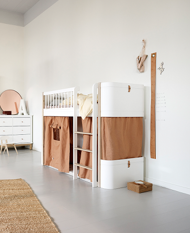 Oliver Furniture, loftsäng Mini+, vit/ek Vit/ek loftsäng med mustard sänggardin i ett barnrum