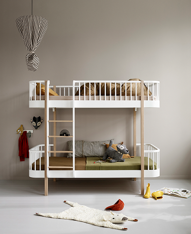Oliver Furniture, våningsäng vit/ek 90x200 Bäddad vit/ek våningssäng i ett barnrum