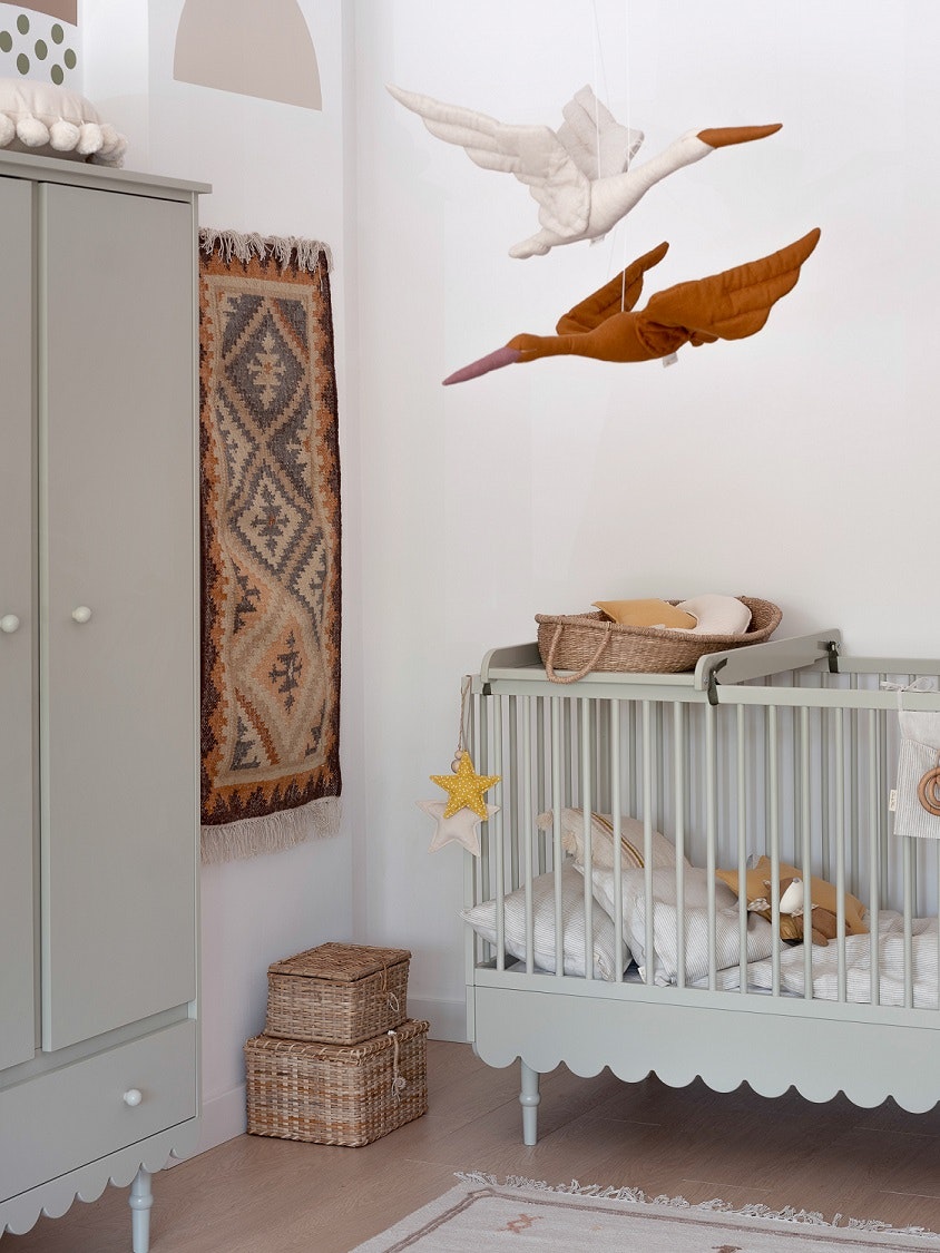 Mustard stork av linne, väggdekoration Mustard och vit storkdekorationer till barnrummet