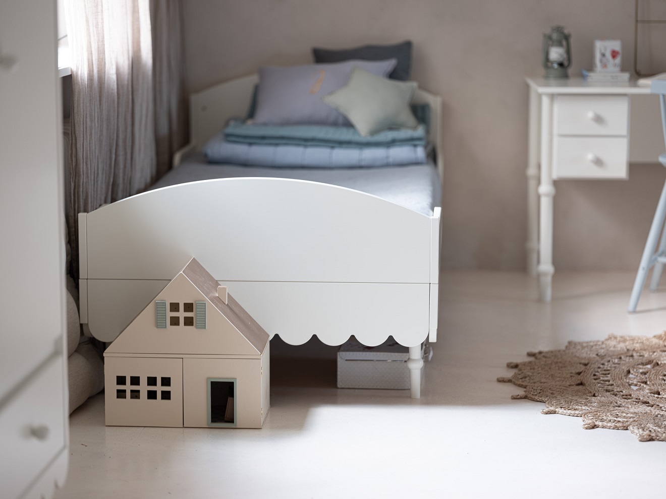 Woodluck, vit babushka säng 90x200 cm Vacker barnrumsinredning