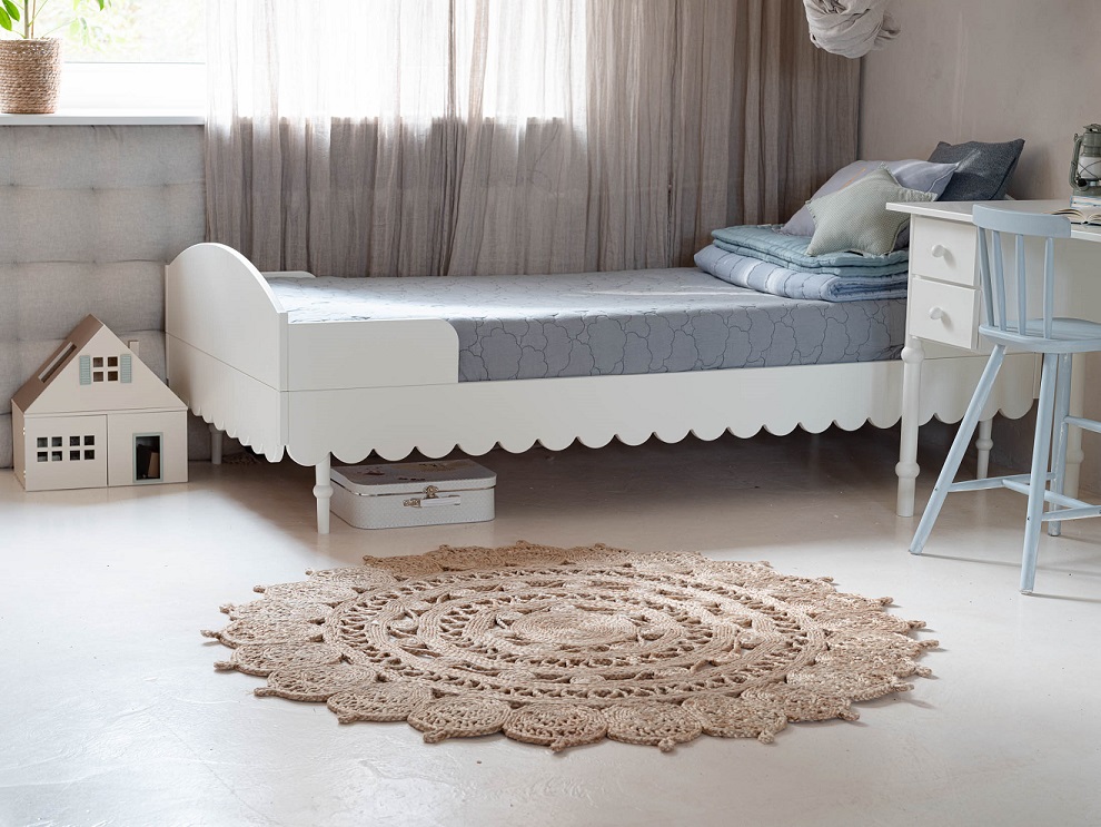 Woodluck, vit babushka säng 90x200 cm Vit barnsäng med vackra detaljer till barnrummet