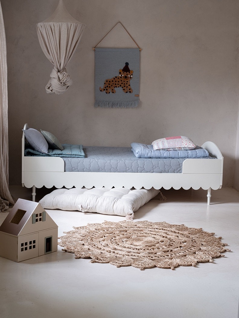 Woodluck, vit babushka säng 90x200 cm Vit juniorsäng med vackra detaljer till barnrummet