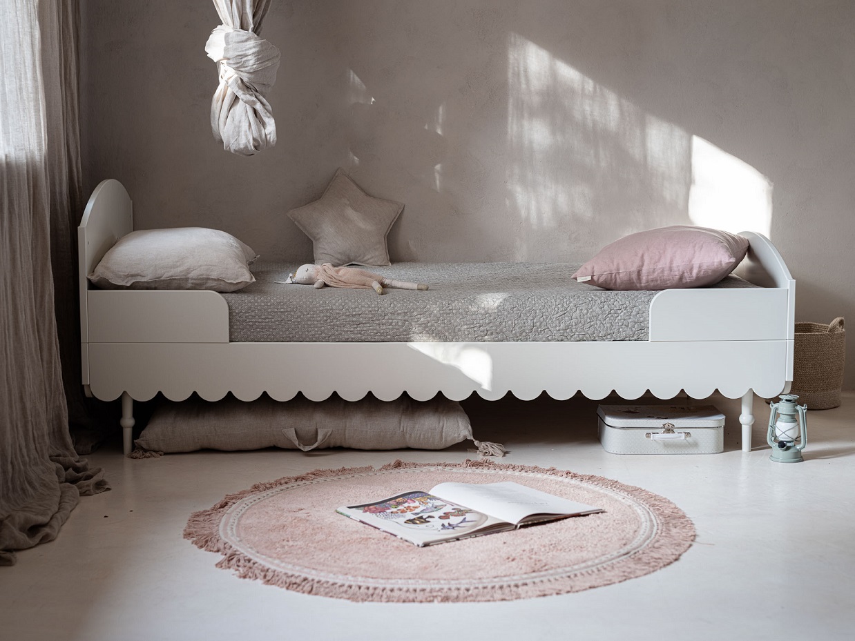 Woodluck, vit babushka säng 90x200 cm Vit säng med vackra detaljer till barnrummet