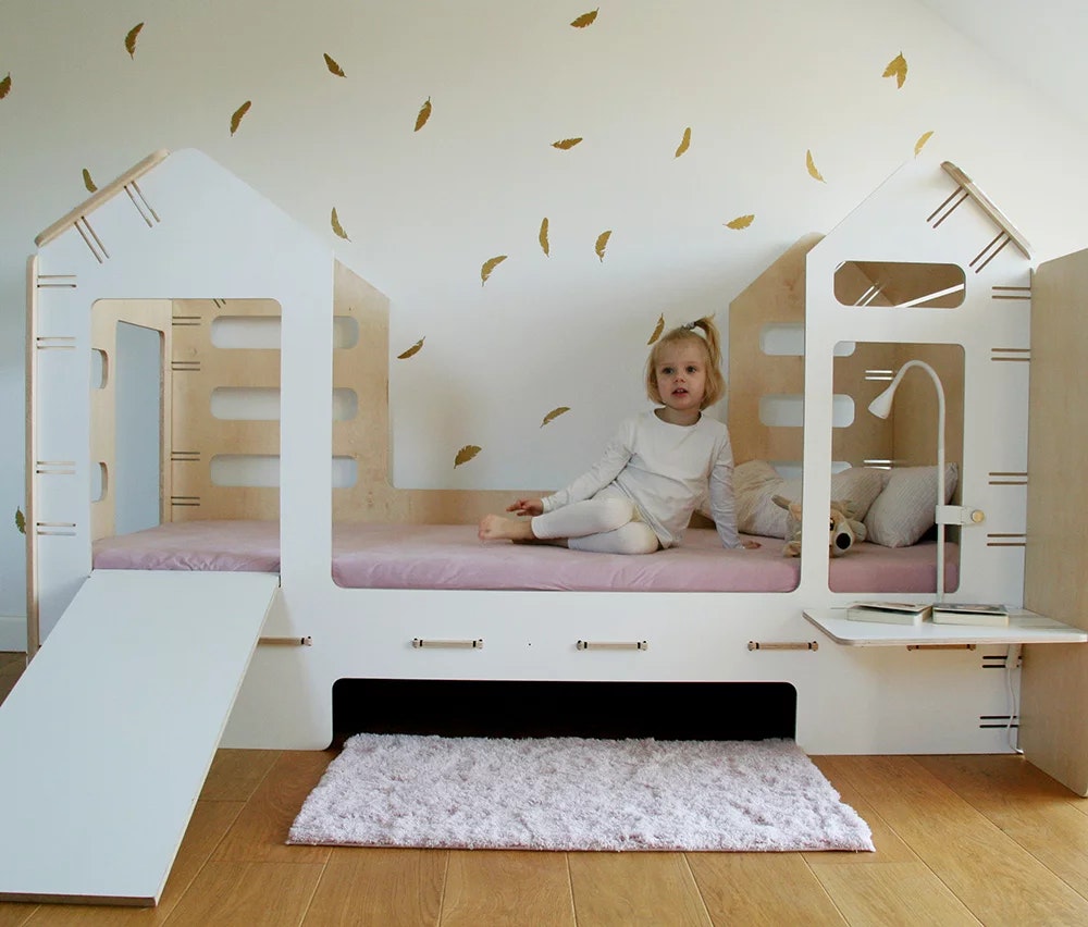 Hussäng med sängbord och rutschkana, More than a bed 