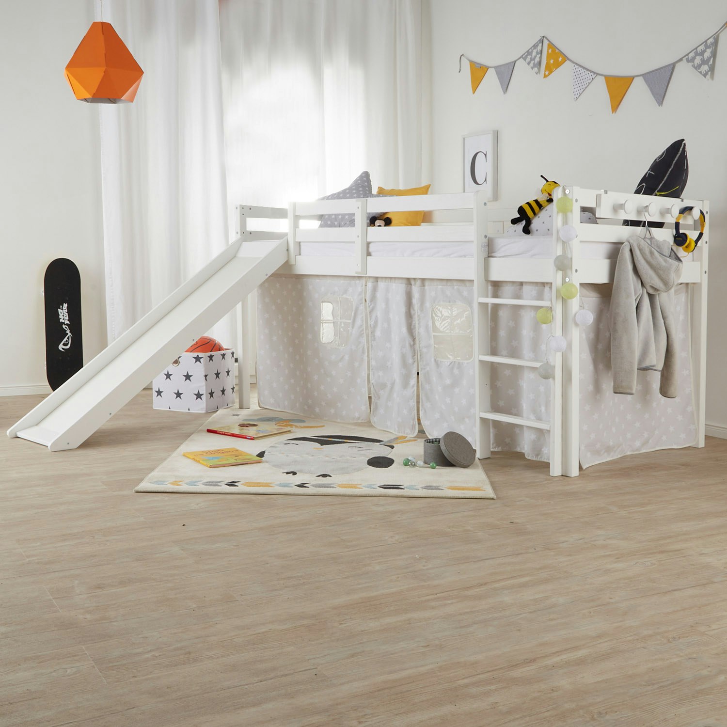Vit loftsäng med rutschkana till barnrummet, 90x200 cm Vit loftsäng med rutschkana i ett barnrum