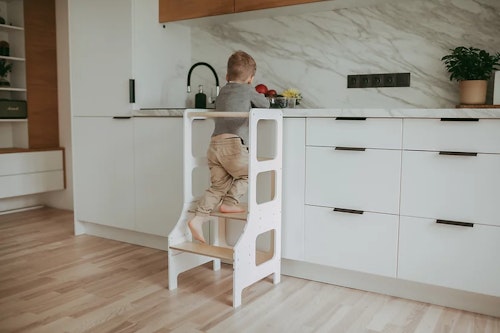 Duck Woodworks, Adjustable kitchen helper white/natural