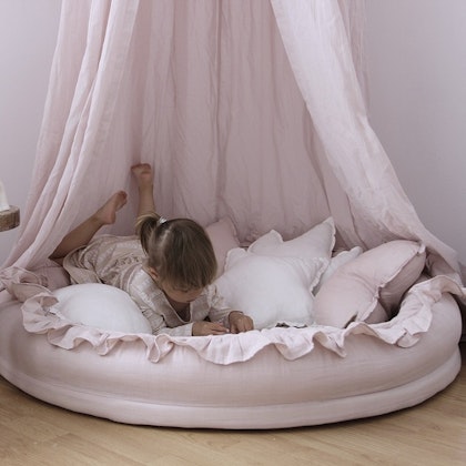 Puderrosa sänghimmel i bomull till barnrummet, Cotton & Sweets