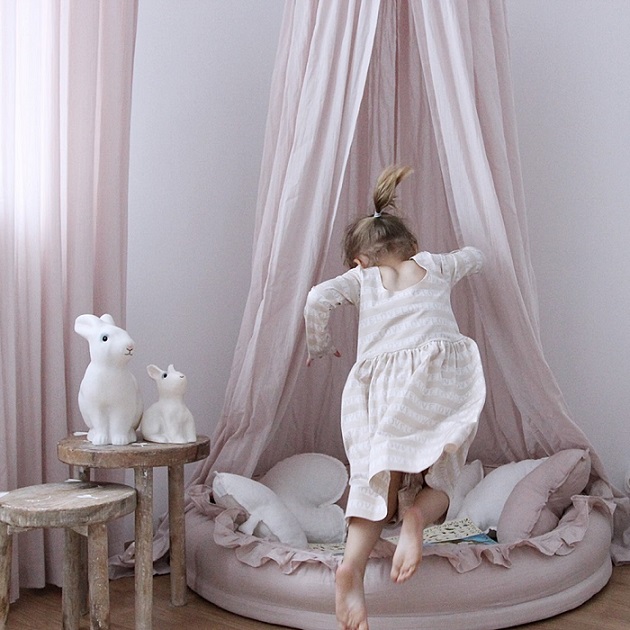 Puderrosa sänghimmel i bomull till barnrummet, Cotton & Sweets 