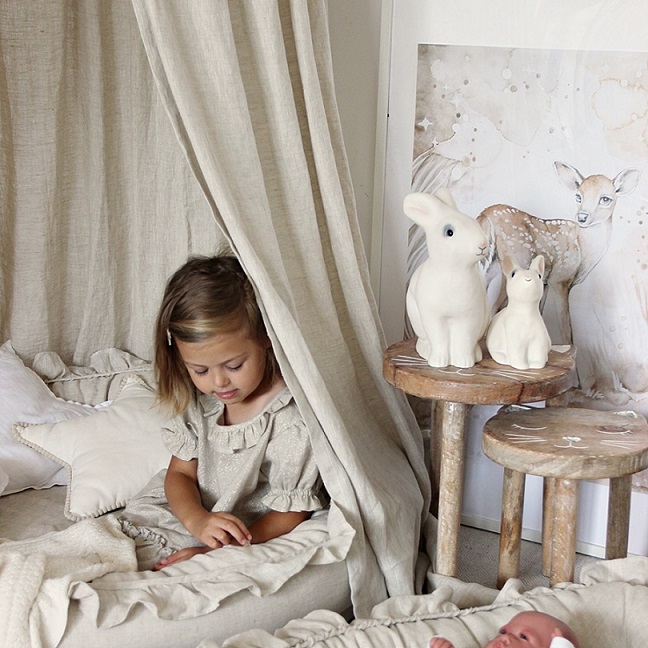Natur/beige sänghimmel av linne till barnrummet med ljusslinga , Cotton&Sweets 